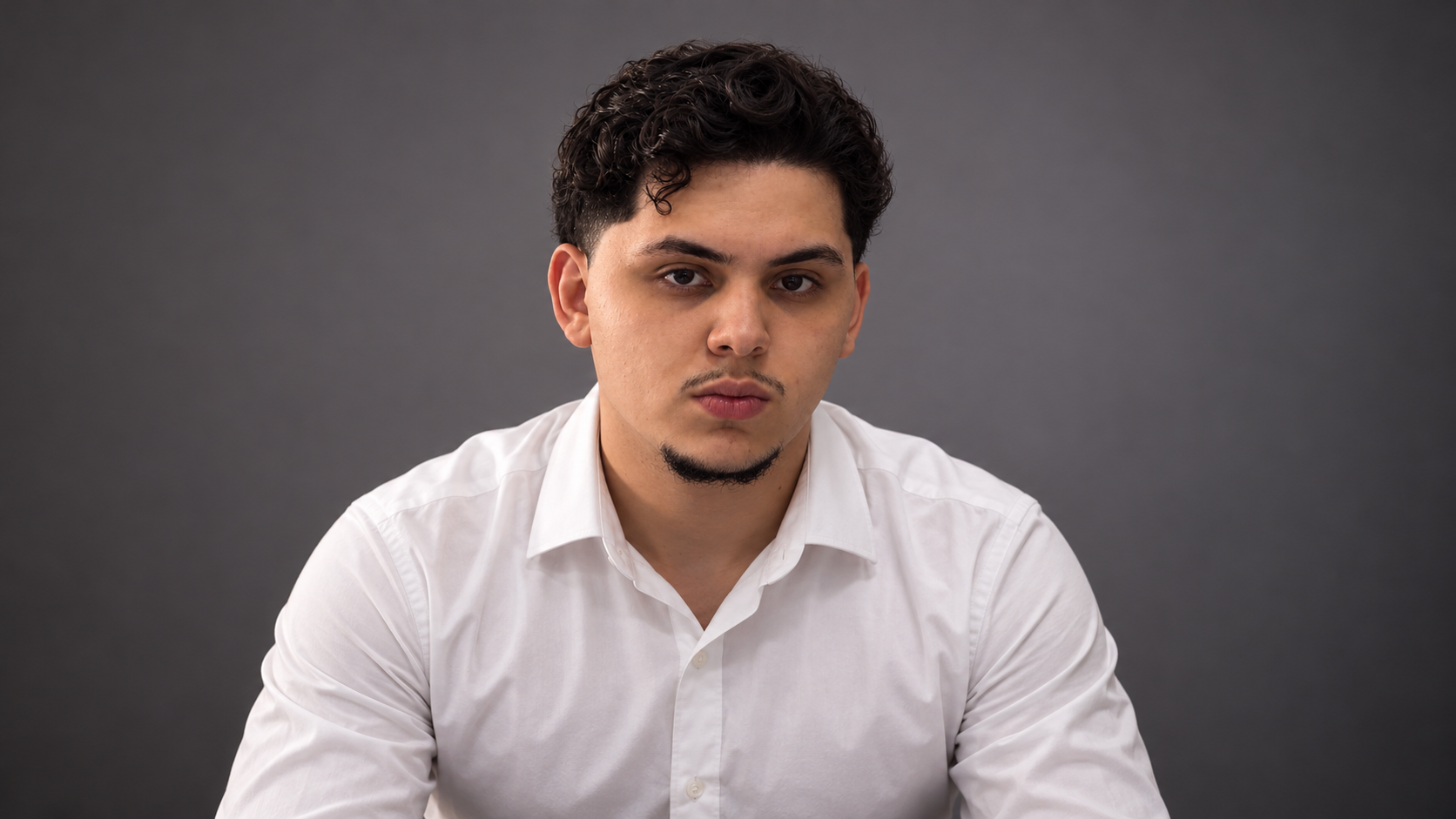 Retrato de Cauã Ferreira em camisa branca