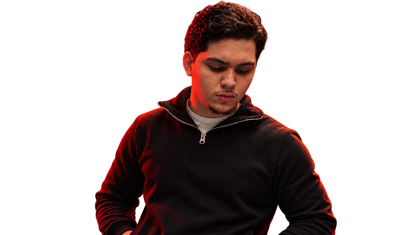 Retrato de Cauã Ferreira com iluminação vermelha